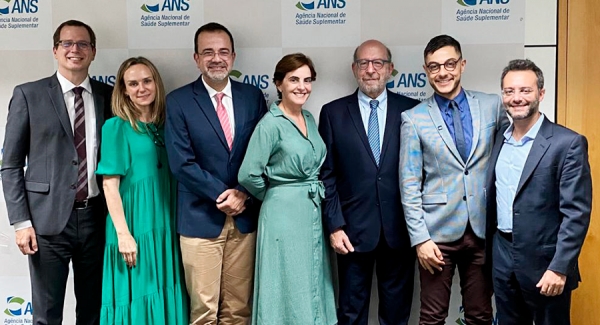 Dr. André Sasse (Membro da SBOC), Dra. Luciana Holtz (Oncoguia), Dr. Gilberto Amorim (Membro da SBOC), Dra. Clarissa Mathias (Presidente da SBOC), Dr. Sergio Simon (Ex-Presidente da SBOC), Dr. Renan Clara (Diretor Executivo da SBOC), Dr. Tiago Farina Matos  (Gerente Jurídico SBOC)